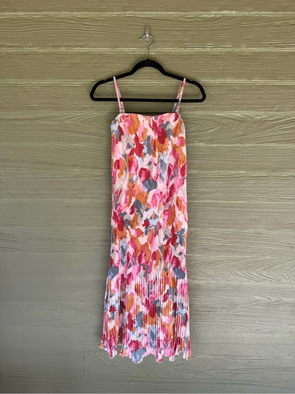 The A&F Giselle Pleat Release Midi Dress in Pink Pattern - Picture 3 of 9